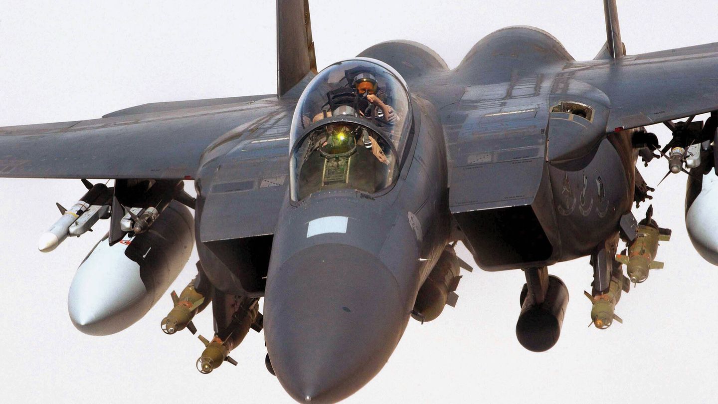 F-15E Strike Eagle sobre Irak en 2004 (USAF)