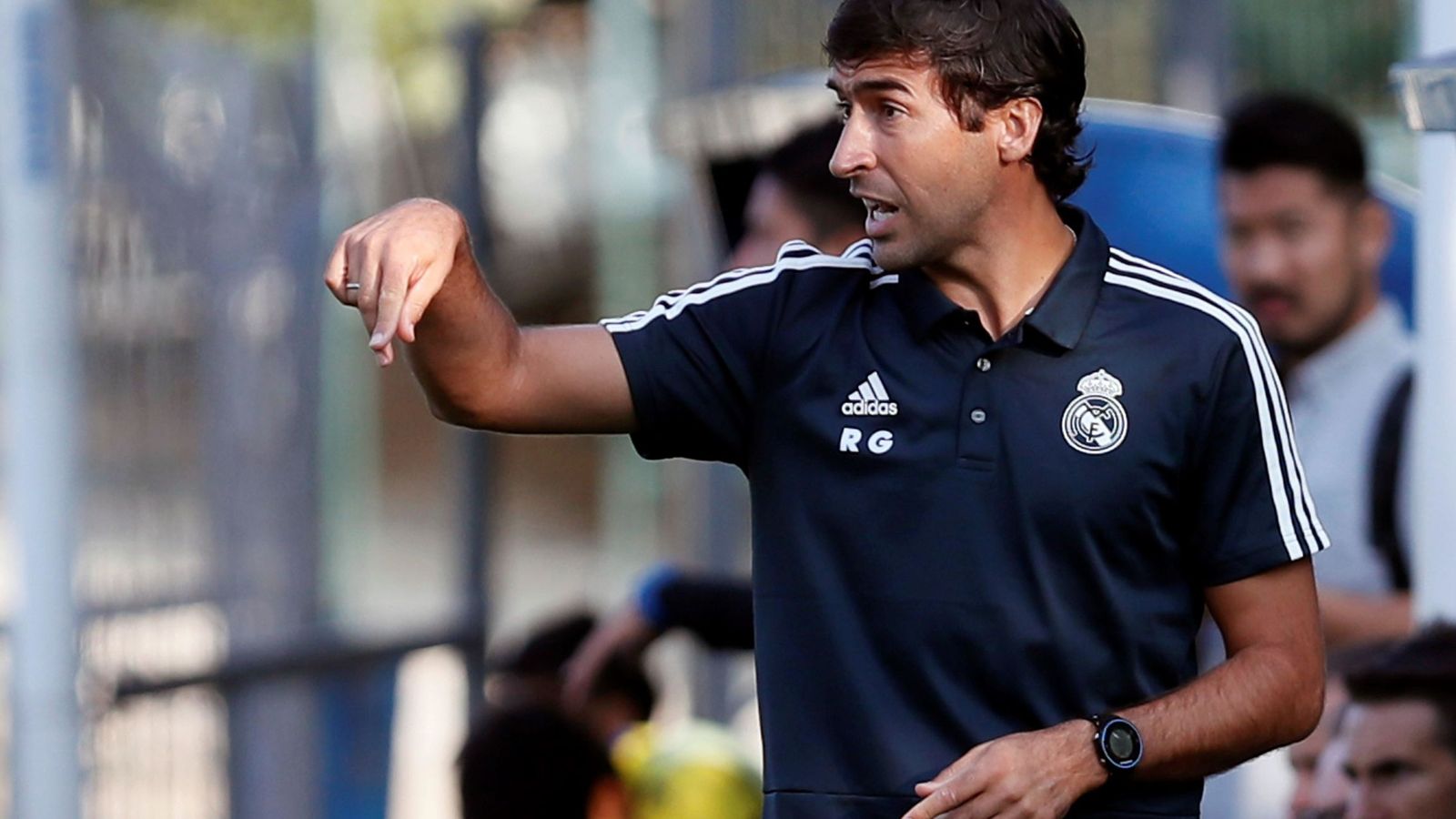 Foto: Raúl da instrucciones en el banquillo durante un partido con el equipo cadete del Real Madrid. (Efe)