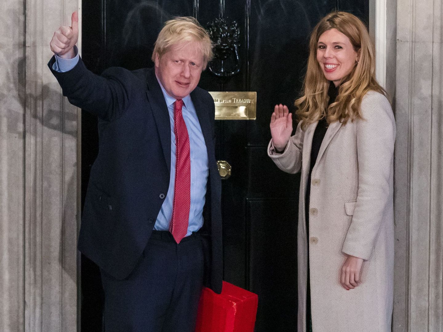 Boris Johnson y su pareja, Carrie Symonds, en el número 10 de Downing Street, Londres. (EFE)