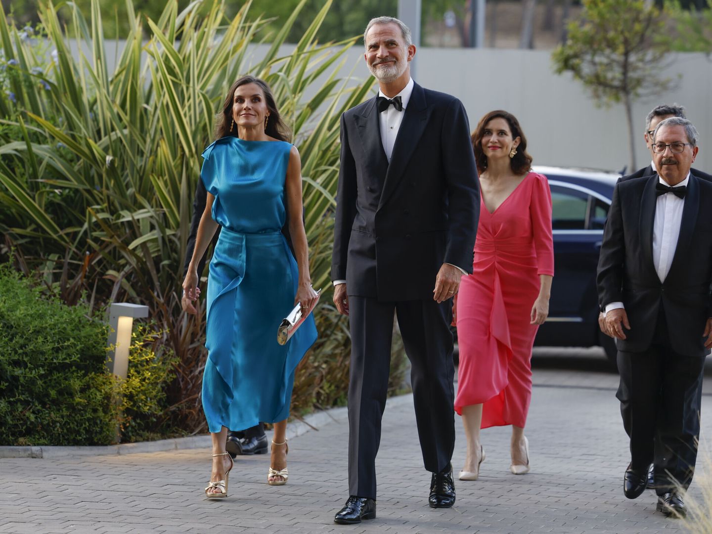 El rey Felipe VI y la reina Letizia, a su llegada a la entrega de los Premios ABC de Periodismo. (EFE/Juanjo Martín) 