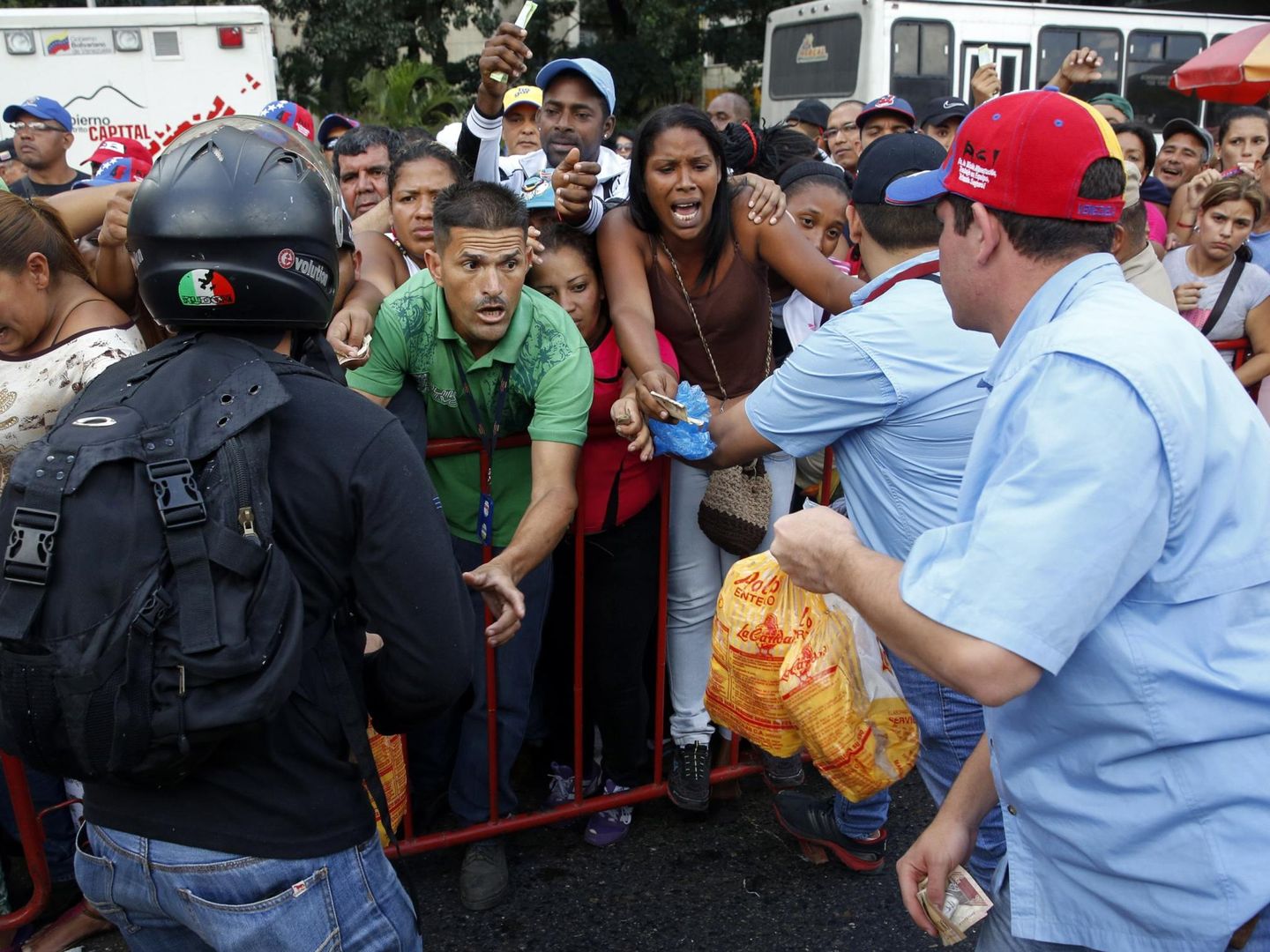 Venezolanos intentan comprar pollos en un mercado subvencionado por el Gobierno en Caracas (Reuters).