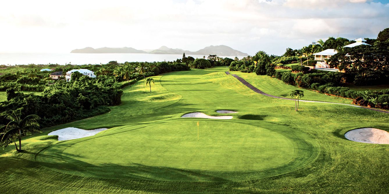 Relax total en la pequeña isla caribeña de Nevis, con todas la comodidades de su hotel Four Seasons, que ofrece también un espléndido campo de golf de 18 hoyos.