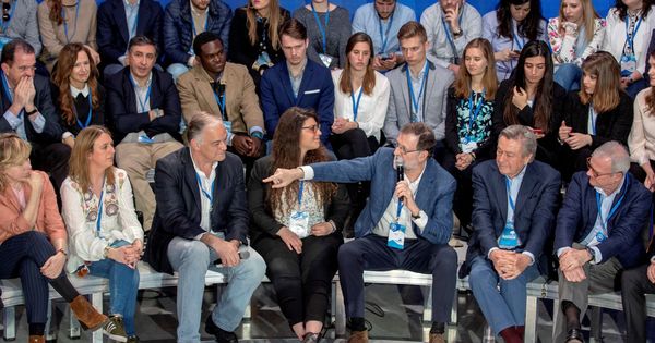 Foto: Mariano Rajoy, junto al portavoz del PP en el Parlamento Europeo, Esteban González Pons (3i), y un grupo de estudiantes de Erasmus en la Convención del PP. (EFE)