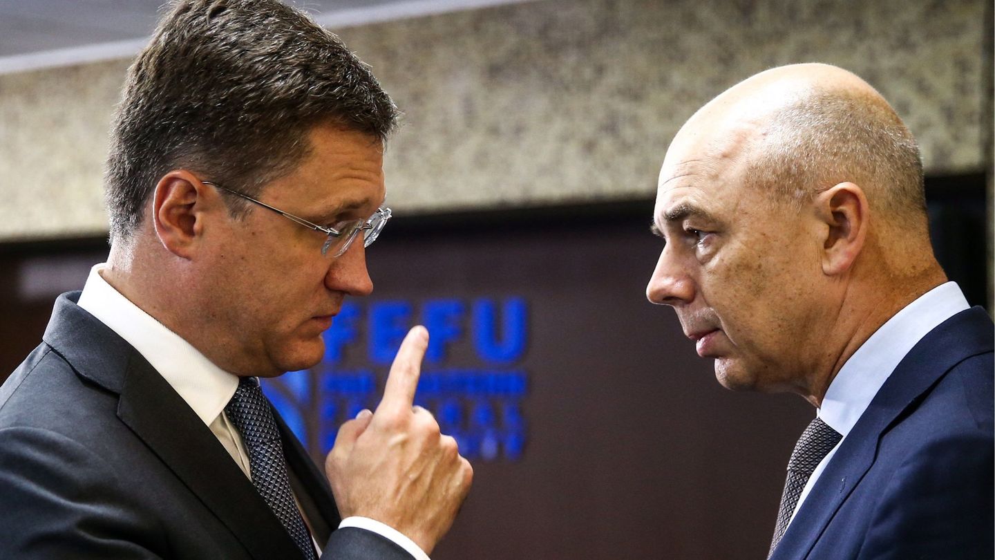 El ministro de Energía ruso, Alexander Novak (i), charla con el ministro de Finanzas ruso, Anton Siluanov. (EFE- Tass)