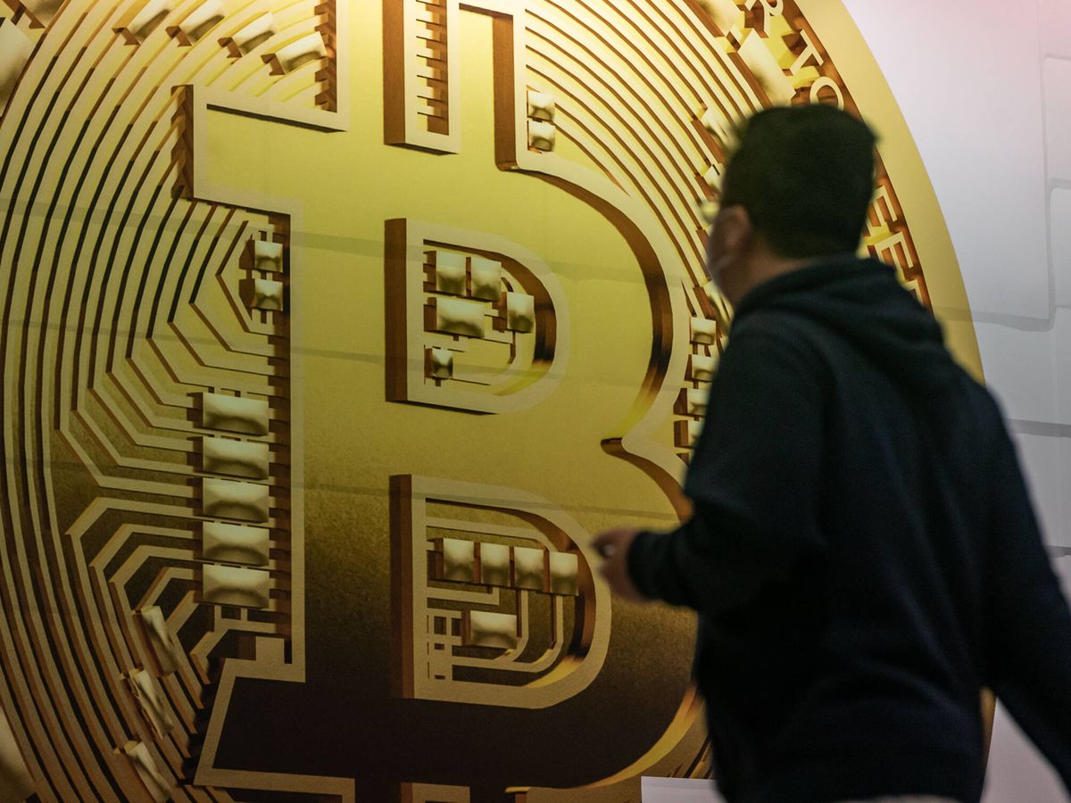 Foto: Un cartel publicitario de bitcoin. (Getty Images/Anthony Kwan)