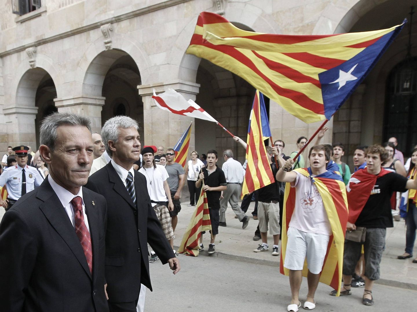 Josep Anglada (izquierda) es increpado por un grupo de jóvenes independentistas. (EFE)