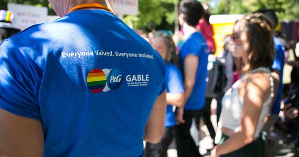 Foto: Los empleados de P&G en la marcha del Orgullo Gay.