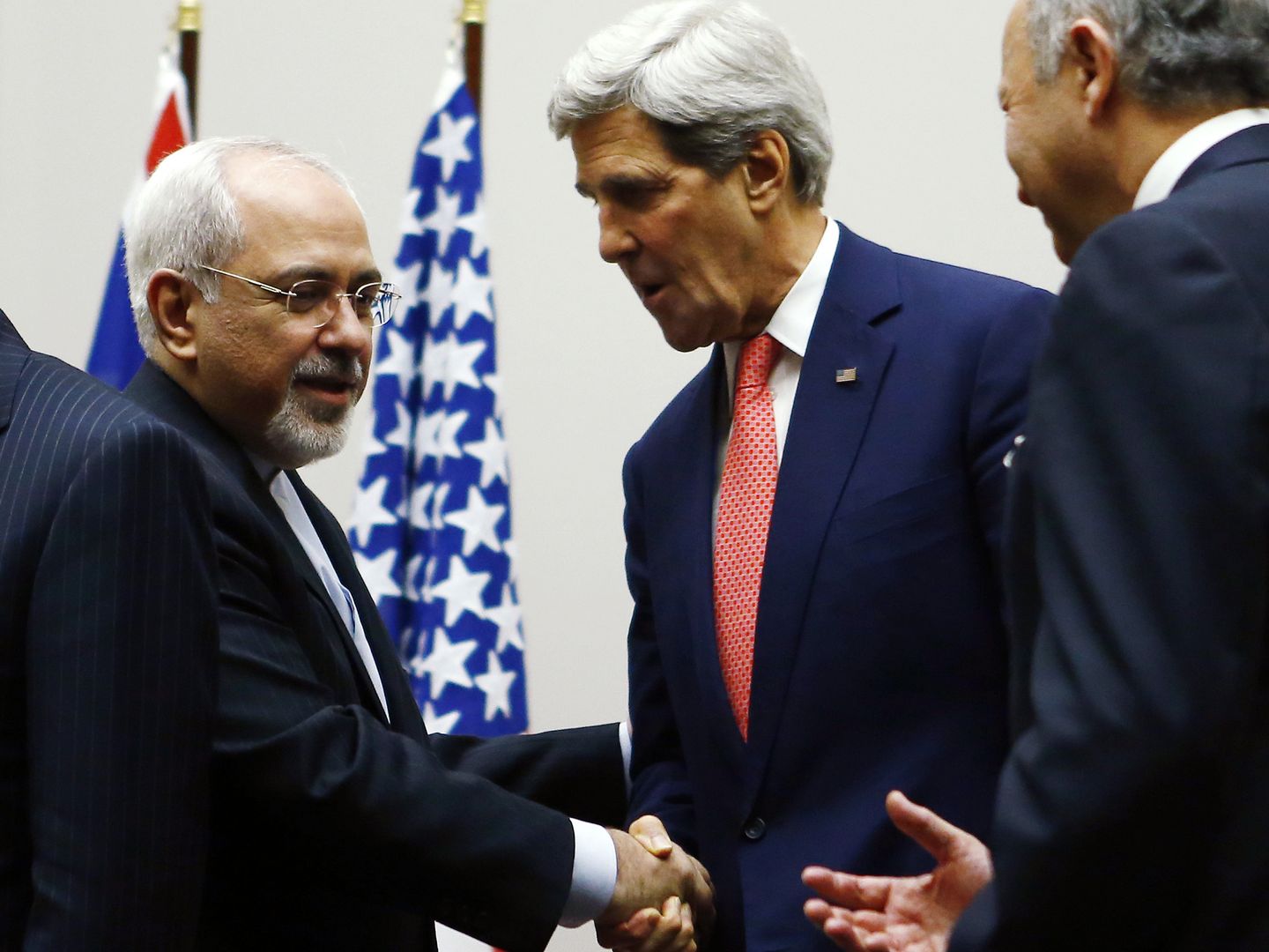John Kerry saluda a su homólogo iraní durante las negociaciones en Ginebra (Reuters)