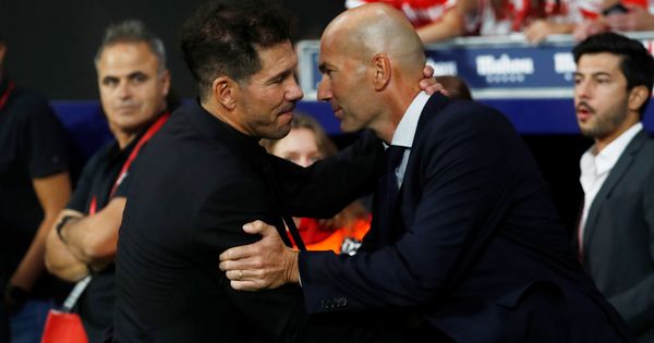 Foto: Simeone y Zidane se dan la mano antes del encuentro entre el Atlético y el Madrid en la Liga. (Reuters)