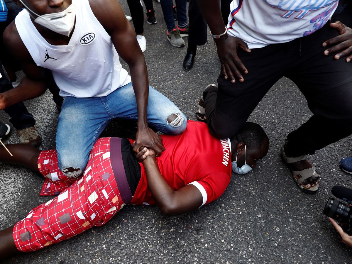 Foto: Manifestantes en Madrid escenifican la muerte del ciudadano afroamericano, George Floyd, durante su detención por la policía de Minneapolis (EFE)