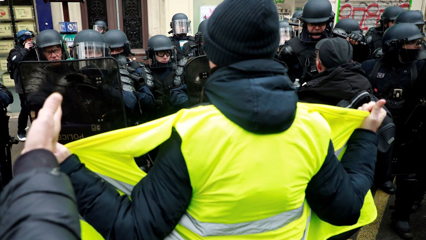 Grupos de 'chalecos amarillos' multiplicaron los altercados y los actos de vandalismo en diferentes puntos de París. (EFE)