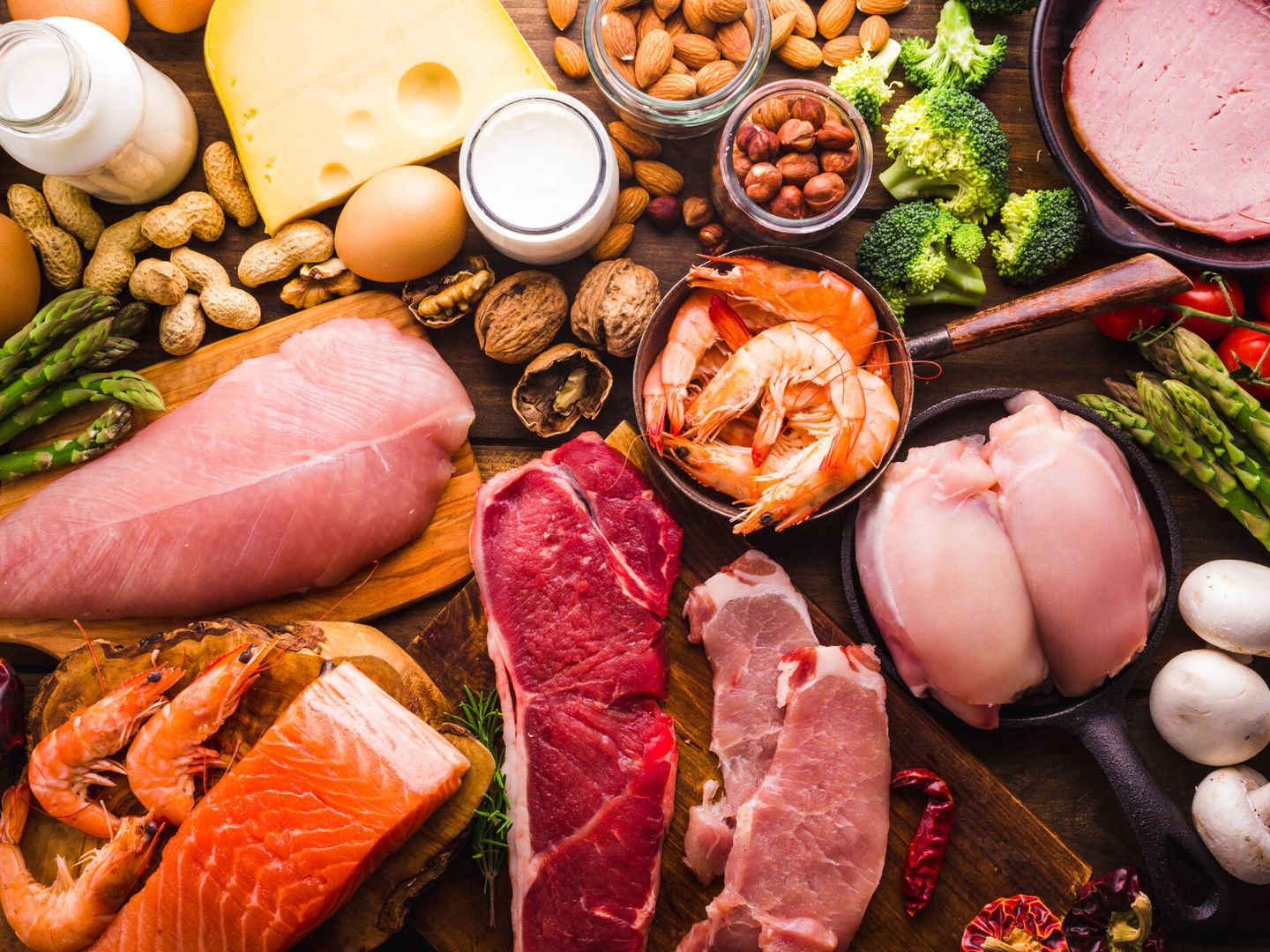 Los alimentos que mayor cantidad de proteína contienen son la carne, el pescado y los huevos.
