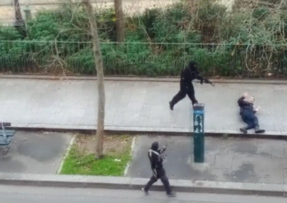 Foto: Momento en el que uno de los autores de la masacre de París remata a un policía herido en el suelo. (Reuters)