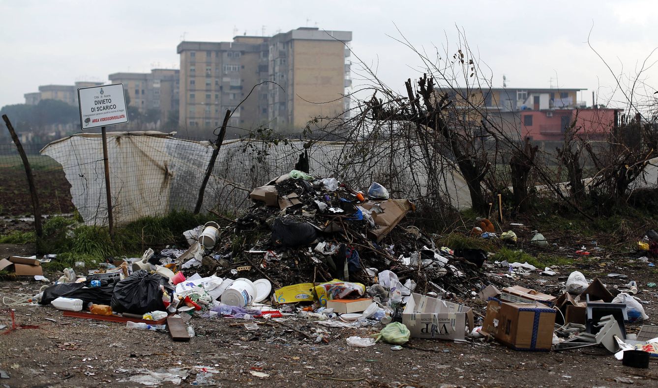 Montones de basura ante el incinerador de Acerra, cercano a Nápoles. (Reuters)