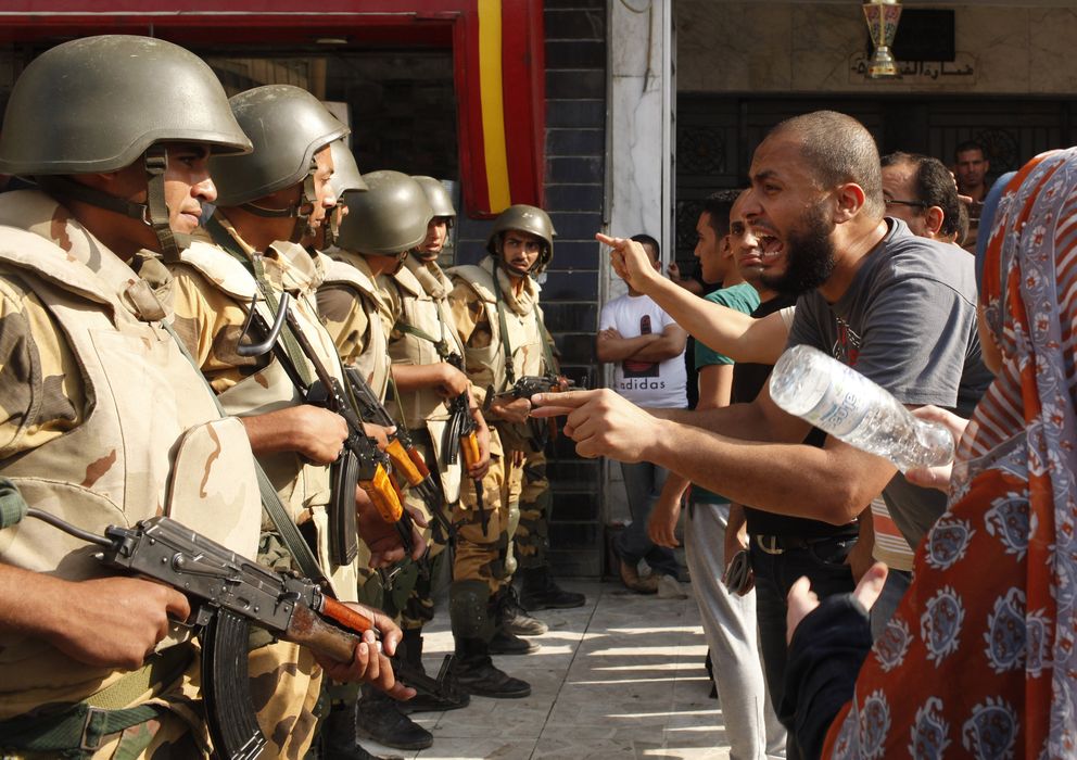 Foto: Un miembro de los Hermanos Musulmanes se encara ante soldados. (Reuters)