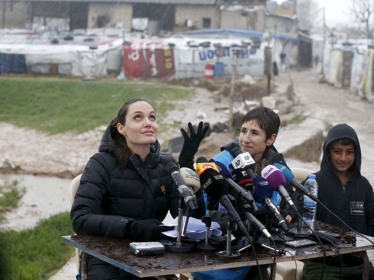 Foto: Angelina Jolie ha visitado campos de refugiados por todo el mundo como Alta Comisionada de ACNUR (Reuters/Mohamed Azakir)
