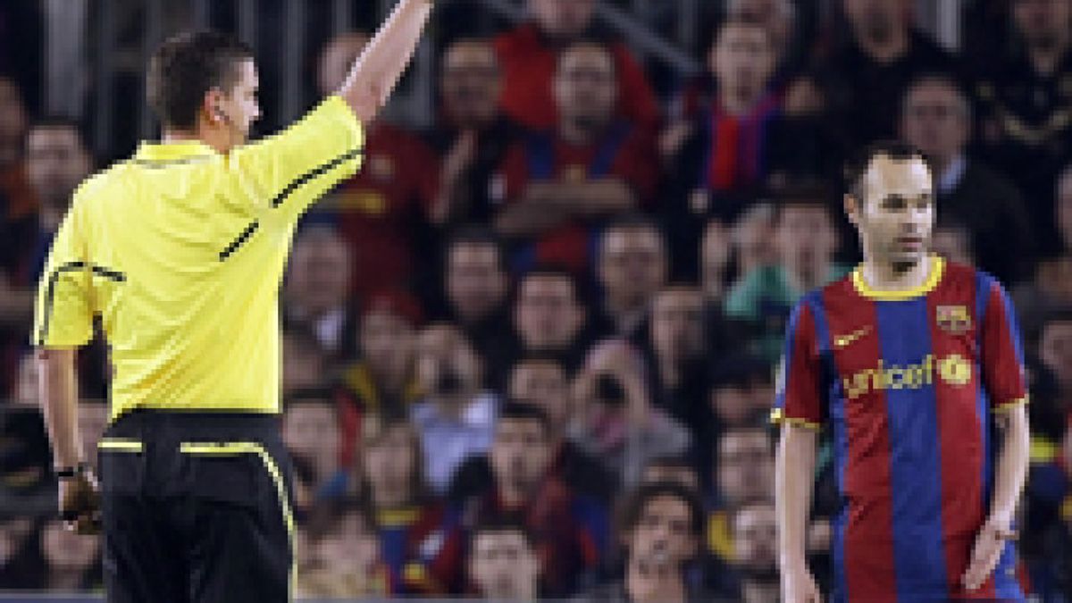 La UEFA no sanciona a Iniesta por provocar su amarilla pero sí castiga a Nilmar y Cazorla