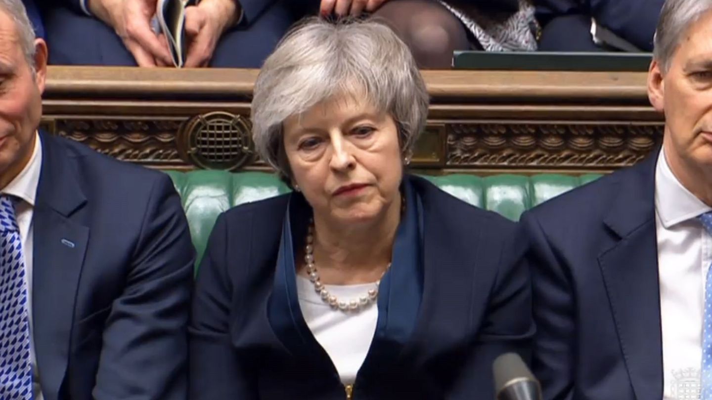Theresa May durante la votación, en una imagen tomada de la señal de vídeo del Parlamento británico. (EFE)
