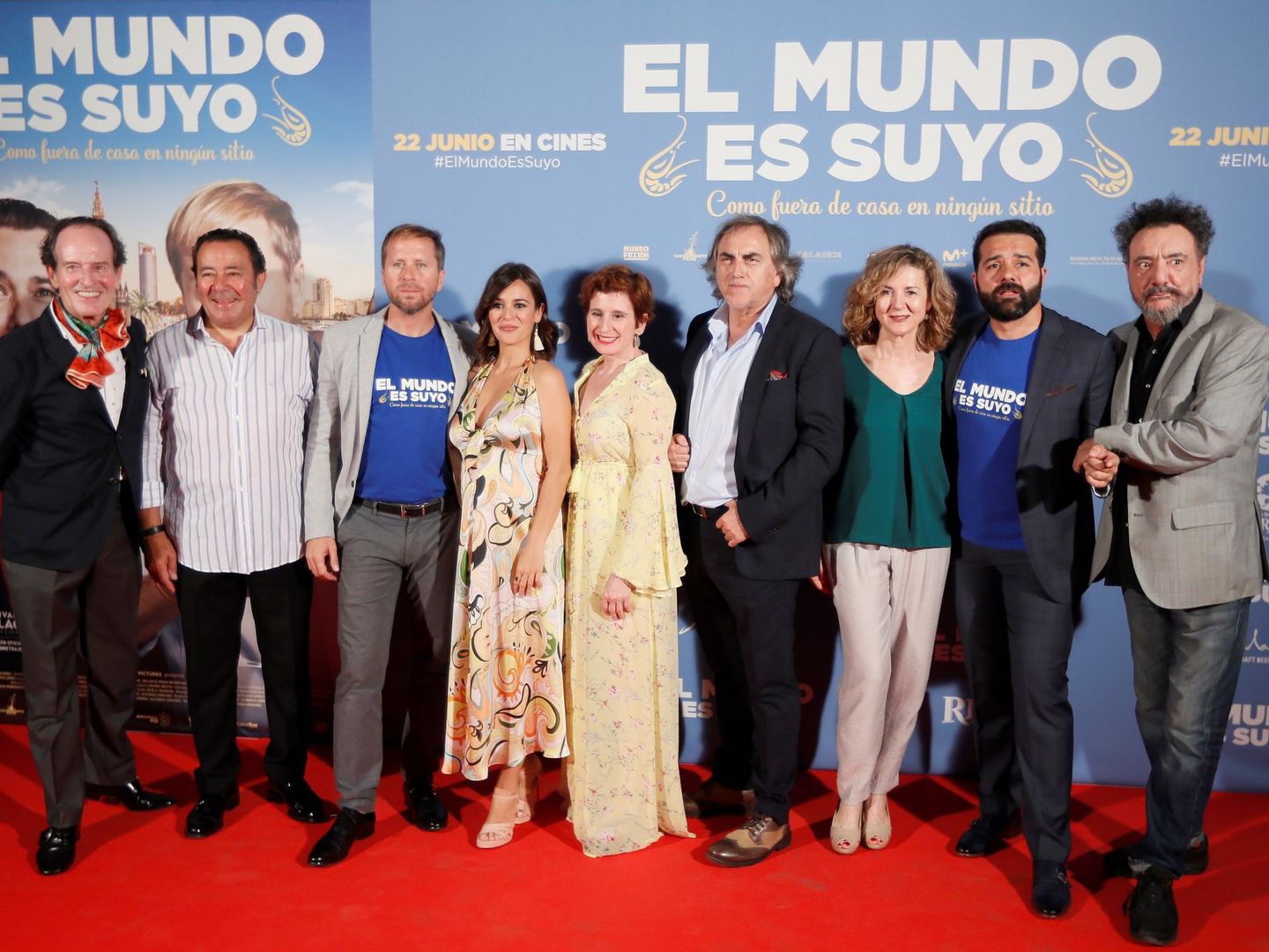 La actriz Rocío Borrallo, en el centro de la imagen, con el resto del elenco de la película 'El mundo es suyo' en Sevilla. (EFE/José Manuel Vidal)
