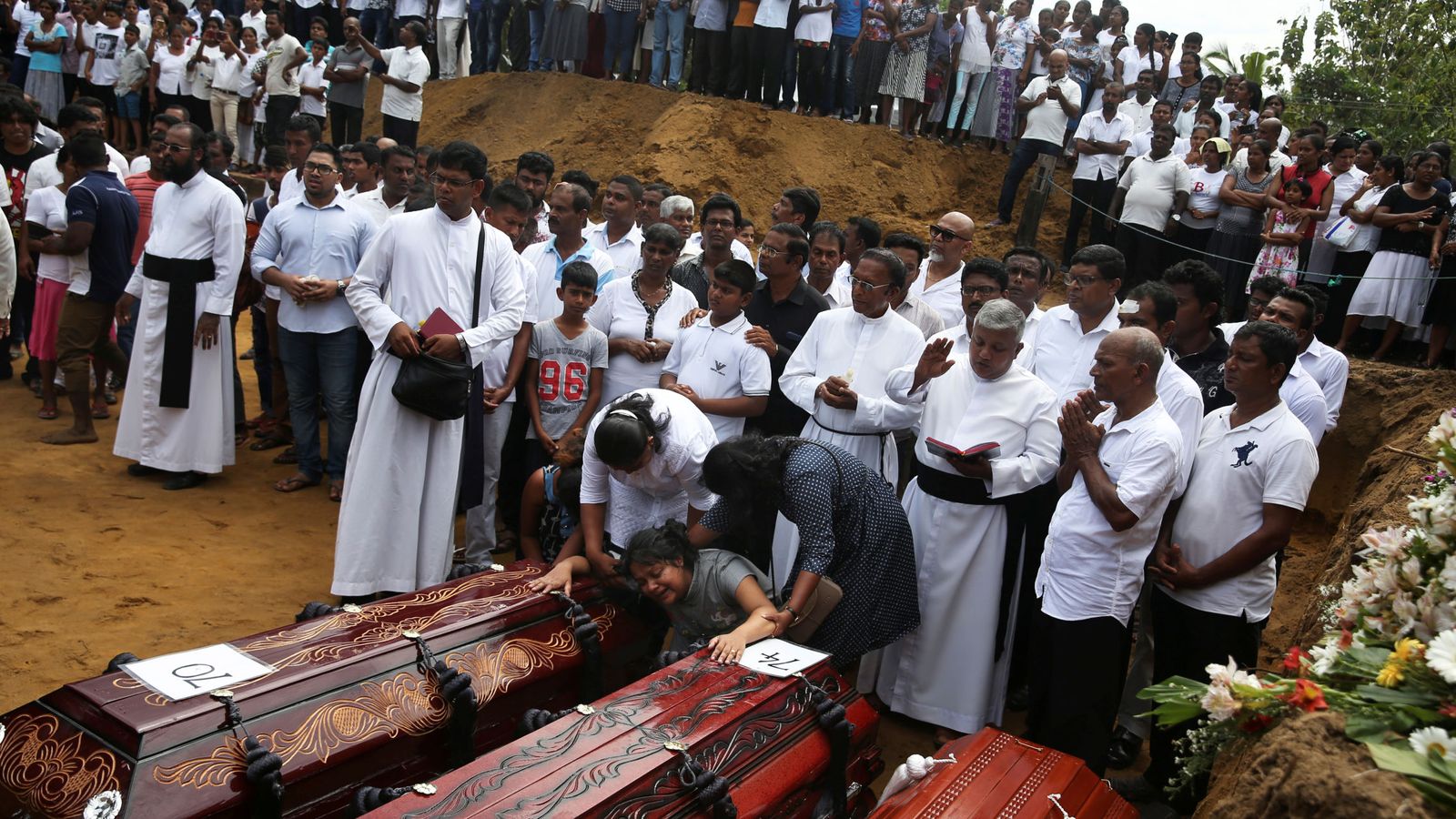 Foto: Varias personas entierran a los fallecidos en la cadena de atentados en Sri Lanka. (EFE)