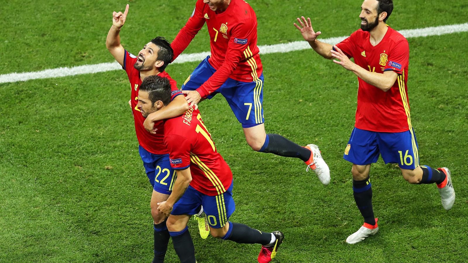 Foto: El equipo español celebra uno de los goless (Reuters)
