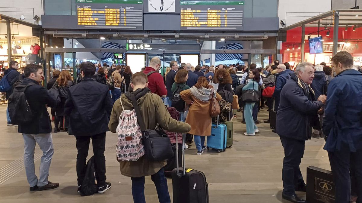 La avería en la línea del AVE provoca retrasos en más de medio centenar de trenes 
