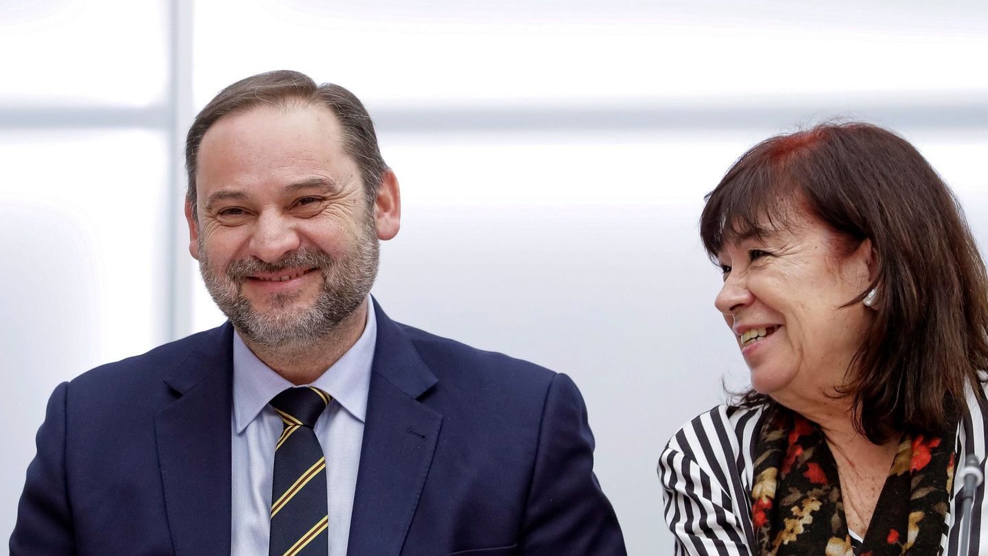 El secretario de Organización del PSOE, José Luis Ábalos (i), y la presidenta del partido, Cristina Narbona. 