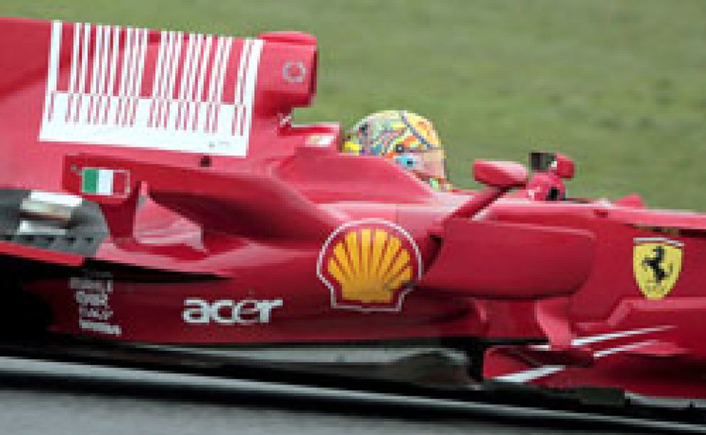 Foto: Valentino Rossi vuela con el Ferrari sobre el asfalto de Montmeló