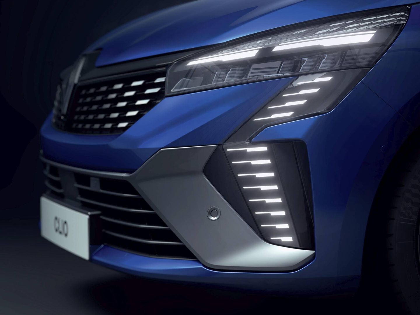 La firma luminosa vertical es nueva, y se empleará desde ahora en los nuevos Renault.