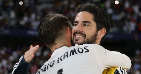 Foto: Sergio Ramos, dando un abrazo a su compañero Isco. (EFE)