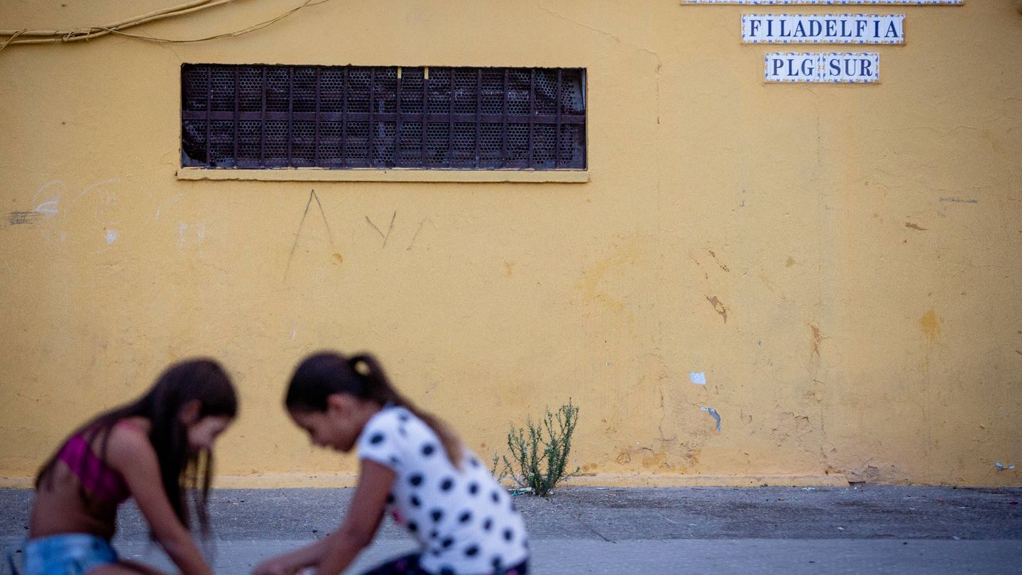 Unas niñas juegan sin mascarillas en el Polígono Sur. (Fernando Ruso)