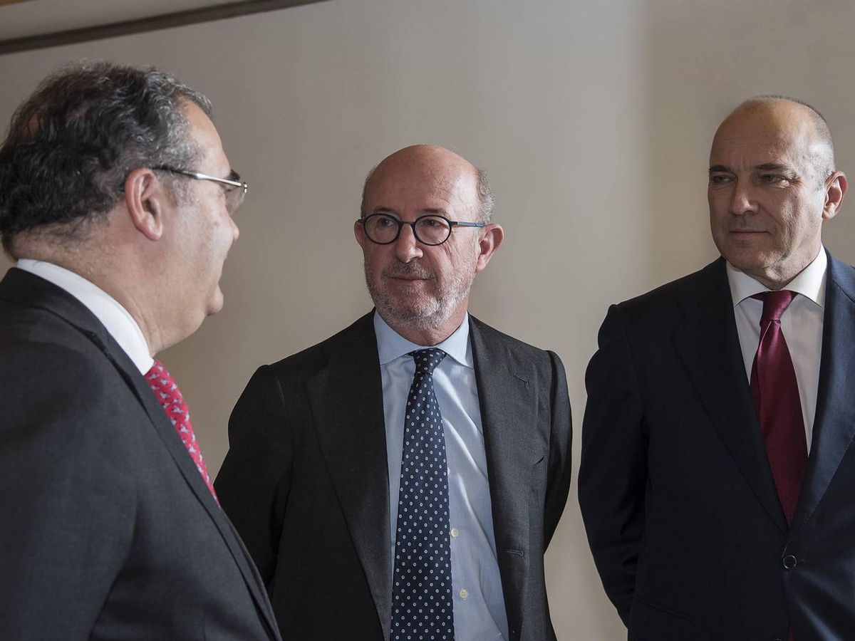 Foto: Ángel Ron, Emilio Saracho y Pedro Larena, exdirectivos del Popular. (Europa Press)