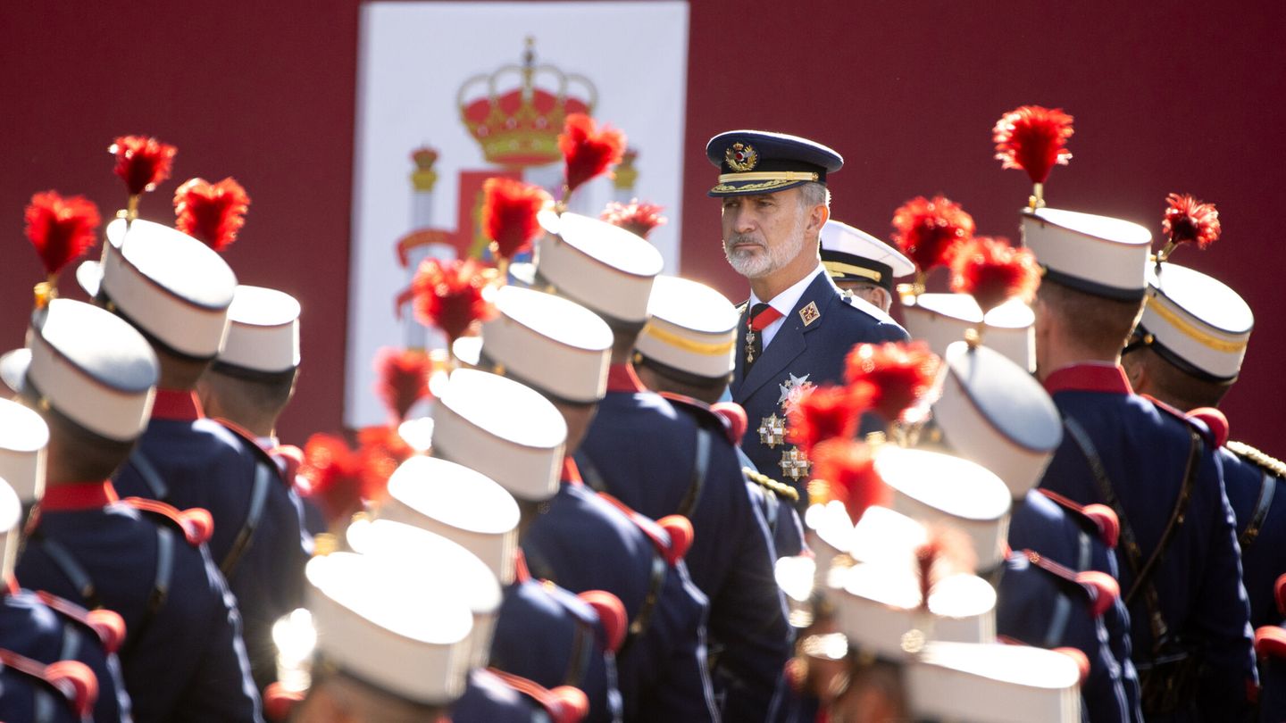 MADRID, 12 10 2023.-El rey Felipe VI, pasa delante de la Guardia Real este jueves durante el desfile del Día de la Fiesta Nacional en Madrid, en el que participan 4.177 militares, 86 aviones y helicópteros y 142 vehículos terrestres.  EFE  Daniel González 