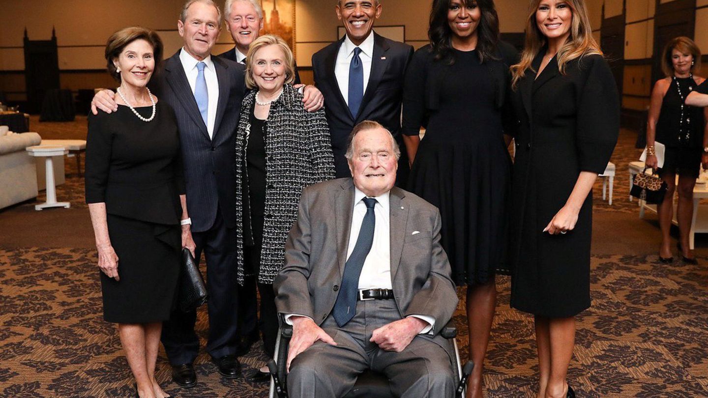 Laura Bush, George W. Bush, Bill Clinton, Hillary Clinton, Barack Obama, Michelle Obama, Melania Trump con George H.W. Bush en el funeral de Bárbara Bush. (Reuters)
