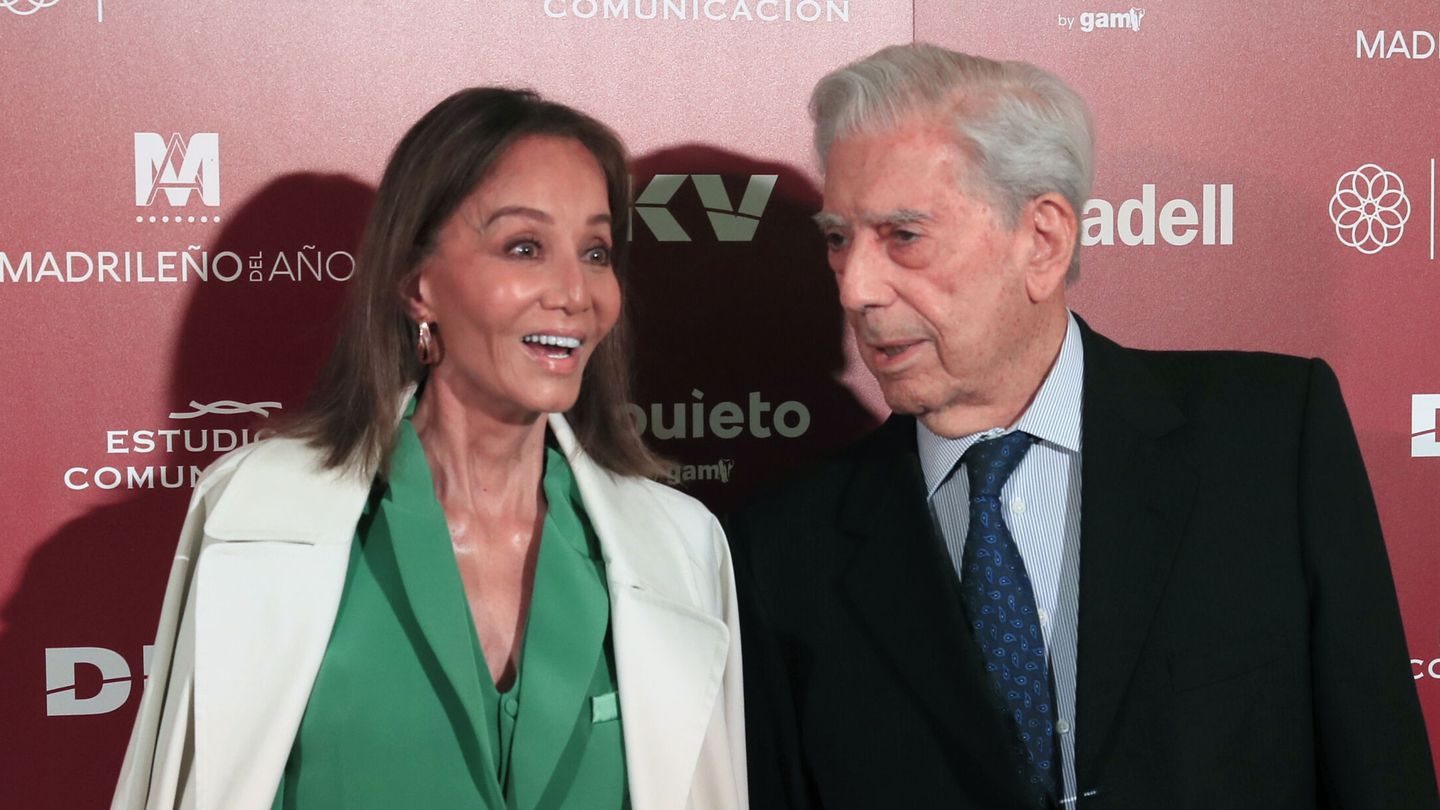 El escritor peruano Mario Vargas Llosa,  acompañado por Isabel Preysler.  (EFE/Fernando Alvarado)