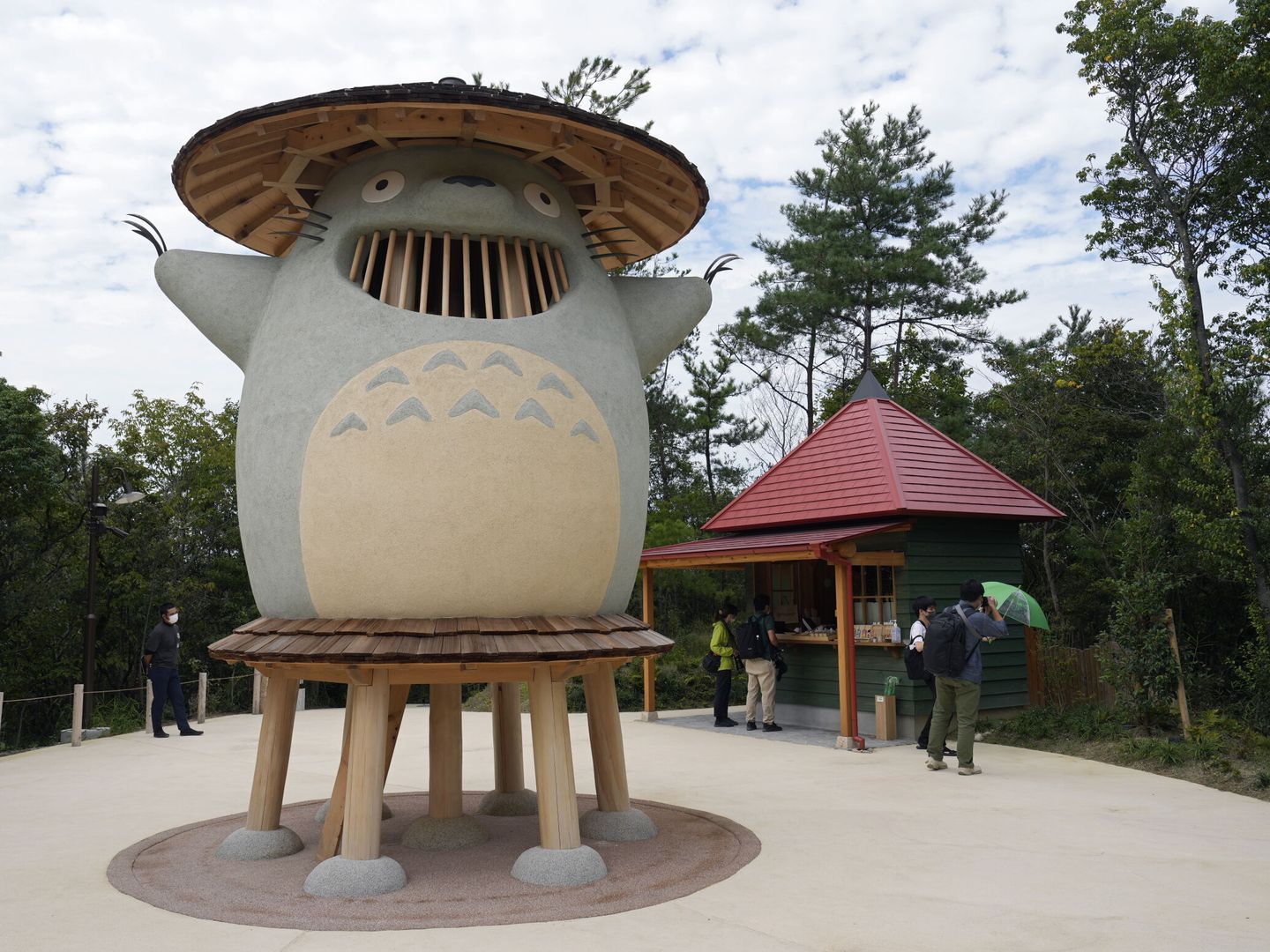 Una figura gigante de Totoro en el Ghibli Park. (EPA)