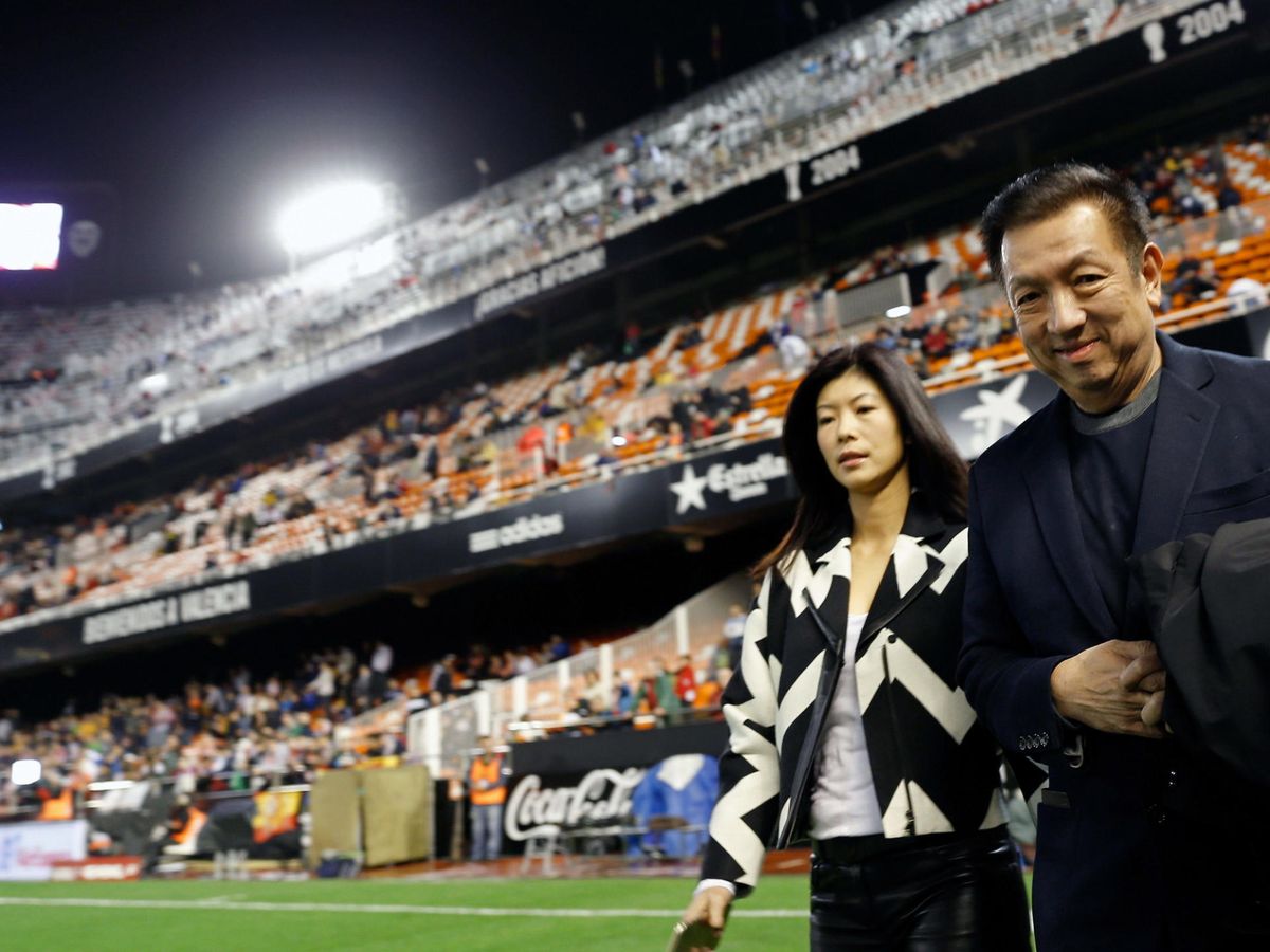 Foto: Peter Lim y su hija, durante un Valencia-Barça de 2014. (EFE)