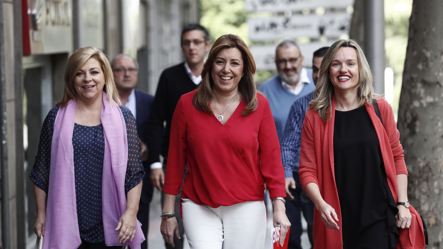 Susana Díaz, acompañada de Elena Valenciano y Pilar Alegría, el pasado 15 de mayo, dirigiéndose al debate de las primarias en Ferraz. (EFE)