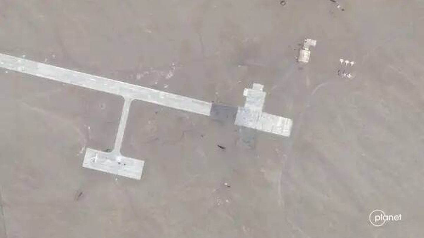 Imagen de satélite del 28 de junio de 2021 muestra maquetas chinas de aviones estadounidenses en el desierto de Taklamakan. (Planet Labs PBC)