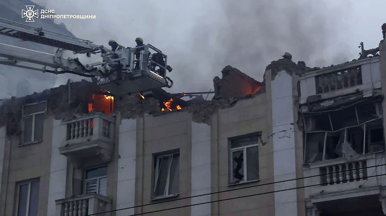 Foto: Los servicios de emergencia apagan el fuego tras el ataque en Dnipró. (Reuters)(Reuters)