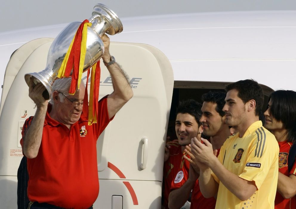 Foto: Luis, con el trofeo de la Eurocopa 2008 (Reuters)