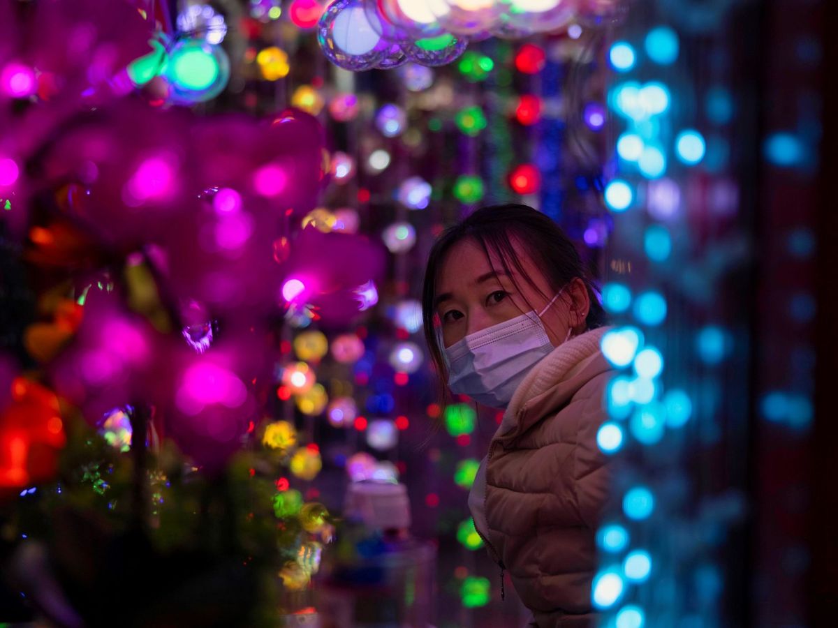 Foto:  Una mujer vende luces de Navidad y Año Nuevo en un puesto en la Ciudad del Comercio Internacional de Yiwu, en la provincia de Zhejiang (China). (EFE)