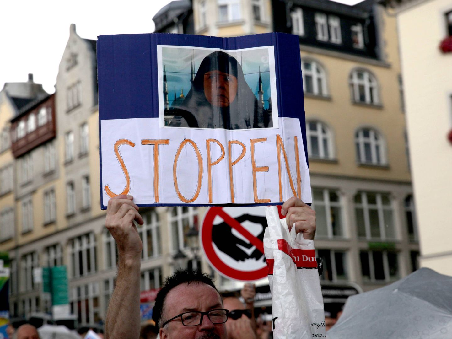 Simpatizantes de Alternativa para Alemania durante una protesta contra la canciller Merkel, en Annaberg-Buchholz. (Reuters)