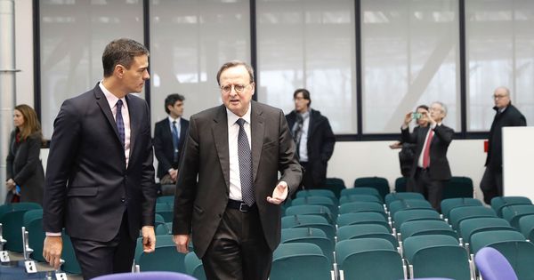 Foto: El presidente del Gobierno, Pedro Sánchez (i), junto al presidente del Tribunal Europeo de Derechos Humanos, Guido Raimondi. (EFE)