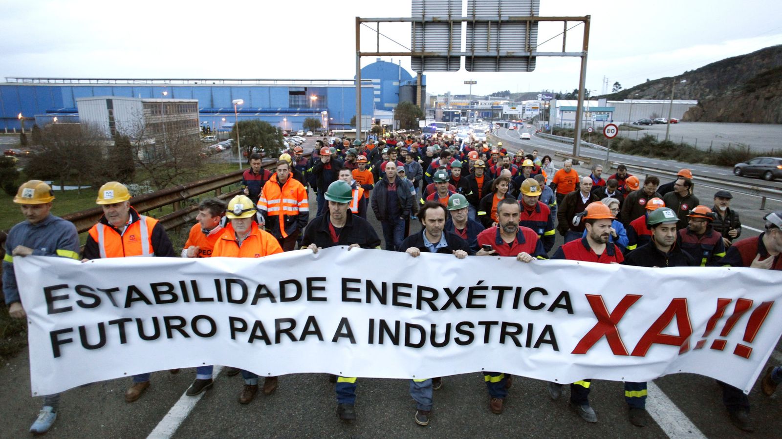 Foto: Los trabajadores de Alcoa participan en una manifestación. (EFE)