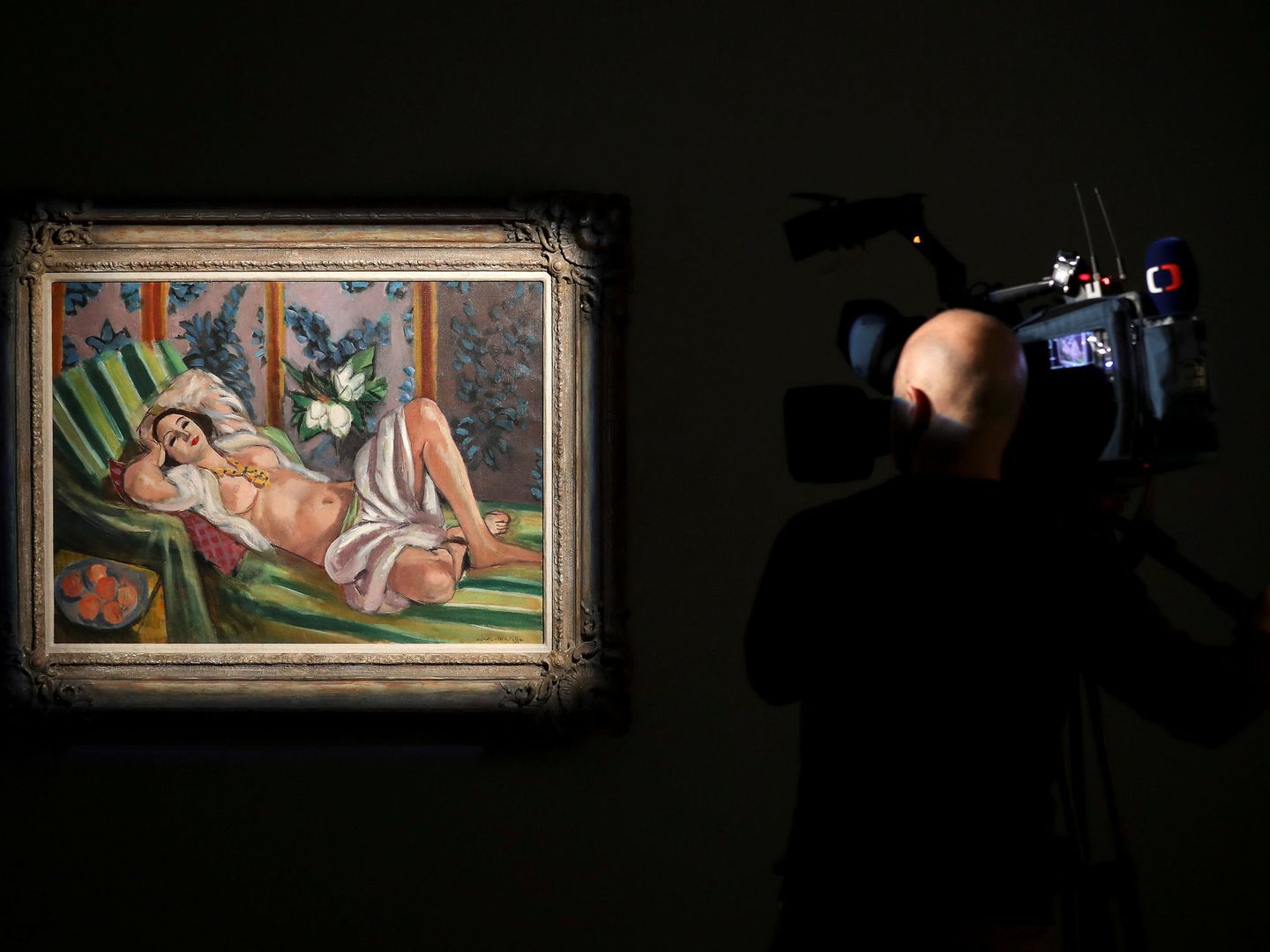Un cámara graba 'Odalisque couchee aux magnolias', de Henri Matisse, la obra que también marcó récord en la subasta Rockefeller. (EFE)
