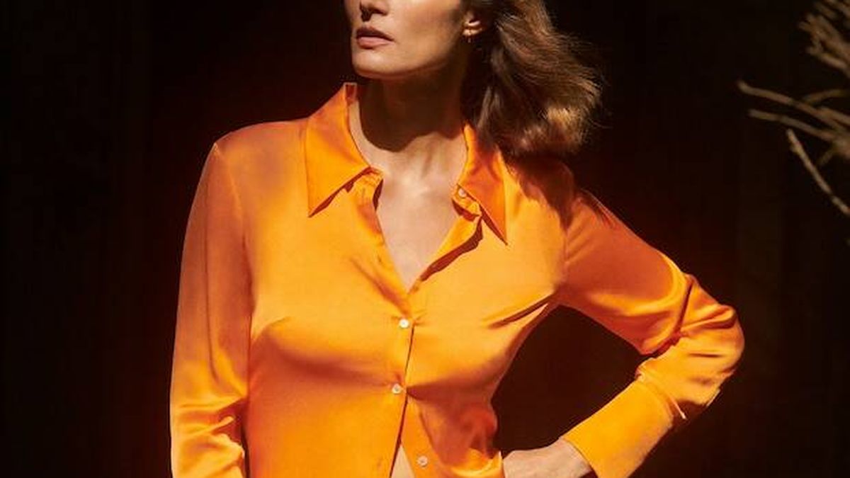 Minifalda y camisa satinada: el look de Mango que corona al naranja como tendencia