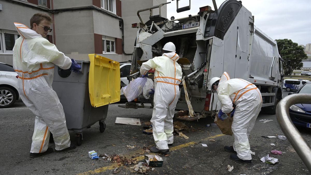Se inicia con escolta policial la recogida de basura en A Coruña tras semanas de huelga