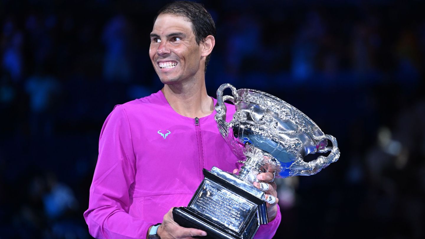 Rafa Nadal posa con el título del Open de Australia 2022.