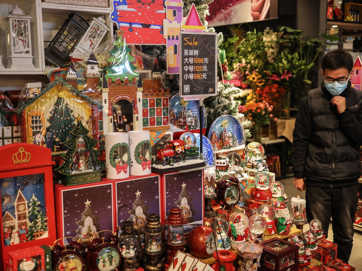 Foto: Una tienda de decoración navideña en Pekín. (EFE)